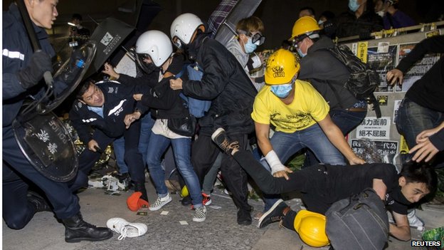 Протестанты в Гонконге ворвались в правительственное здание