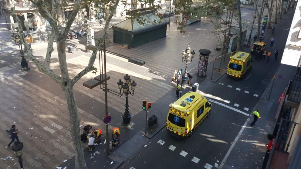 В Барселоне фургон врезался в толпу людей, есть пострадавшие