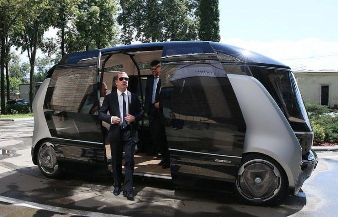 Медведев проехался на российском беспилотном автобусе «Шатл»