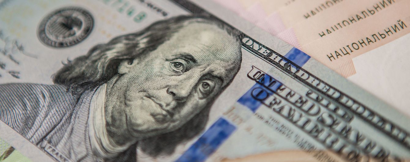 Людей призвали избавиться от доллара: причины и подробности