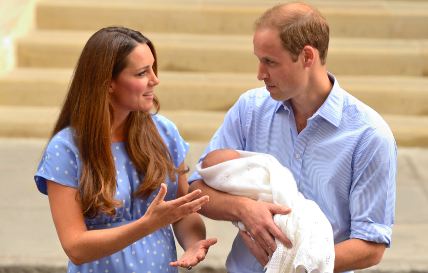 Принц Уильям и Кейт Миддлтон после родов показали малыша: видео