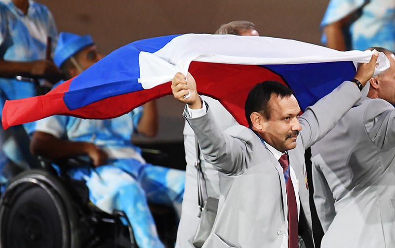 Россиянин решил подарить квартиру в Москве белорусу, пронёсшему флаг РФ в Рио