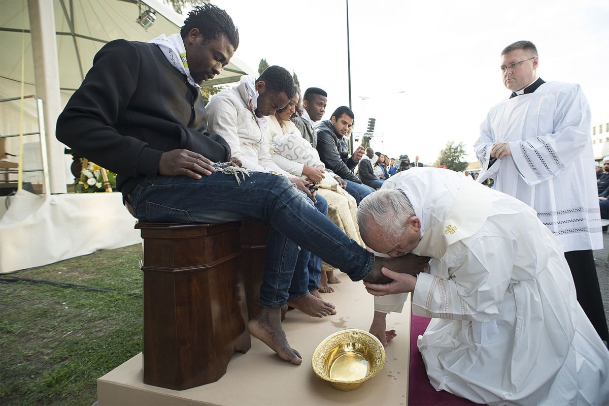 Папа Римский Франциск омоет ноги бывшим заключённым и мафиози