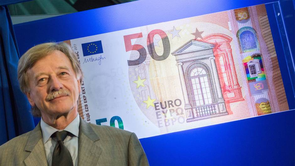 На фото представитель ЕЦБ Ив Мерш представляет €50 во Франкфурте 5 июля 2016 года