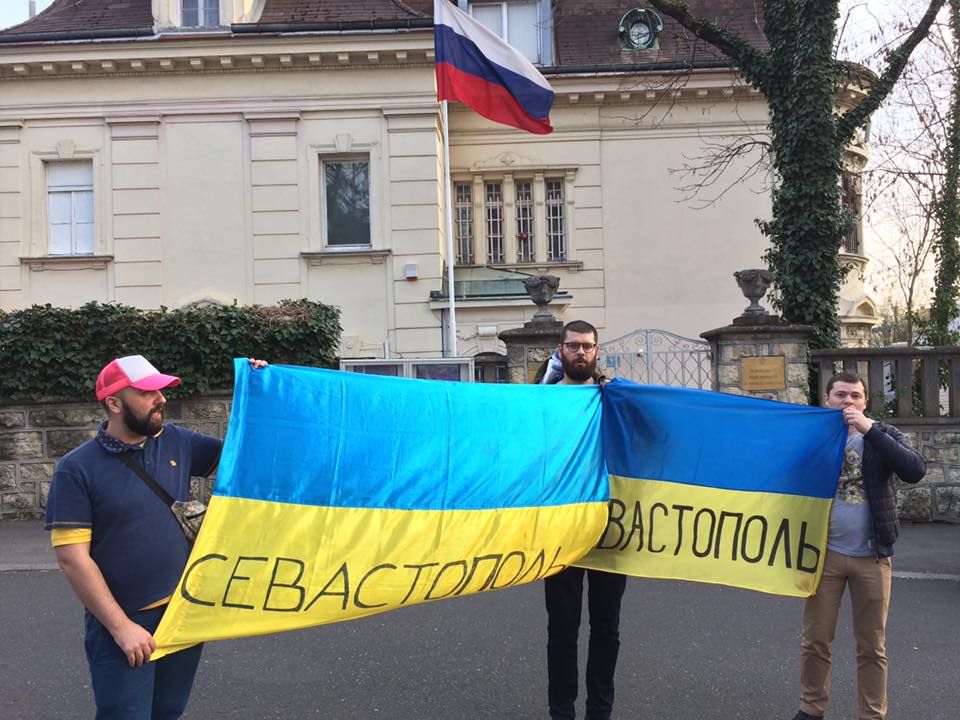 Группу украинских фнатов задержали после акции под посольством РФ в Хорватии