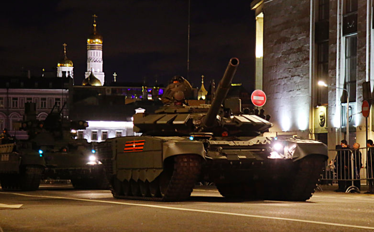В России на фестивале танк наехал на детей: видео 18+