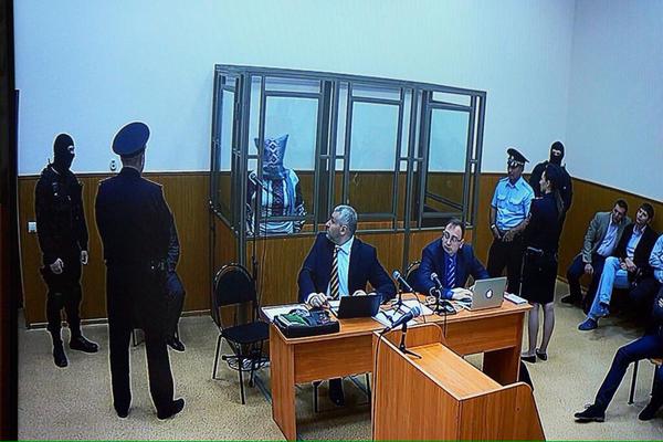 Суд над Савченко: лётчица с мешком на голове поинтересовалась у свидетеля, узнаёт ли он её