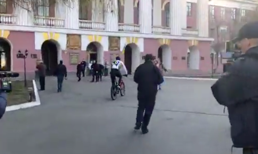 Кличко приехал на велосипеде в военный лицей для голосования