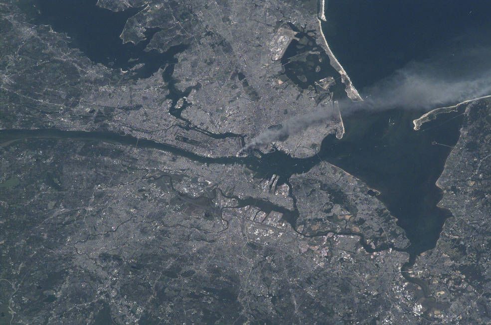 NASA показала атаку на башни - близнецы 11 сентября из космоса