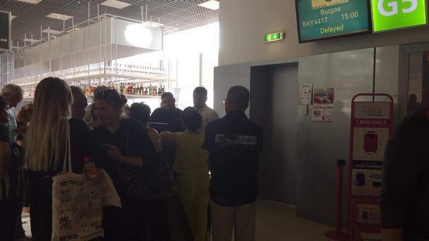 Сотни украинцев снова застряли в киевском аэропорту: появились подробности 