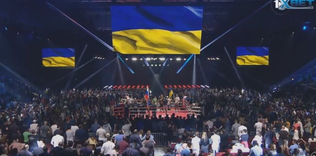 Поединок Поветкин - Руденко: зрители арены Россия встали всем залом под гимн Украины