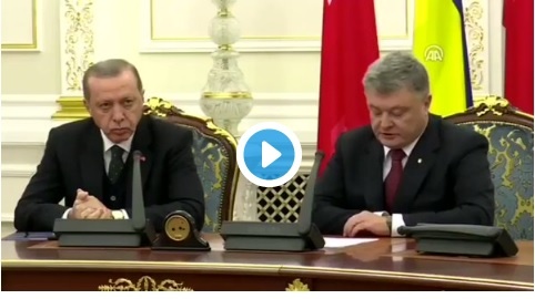 Появилось видео, как Эрдоган задремал на пресс-конференции с Порошенко