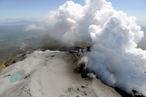 Вулкан Онтаке не дает спасателям завершить поисковые работы 