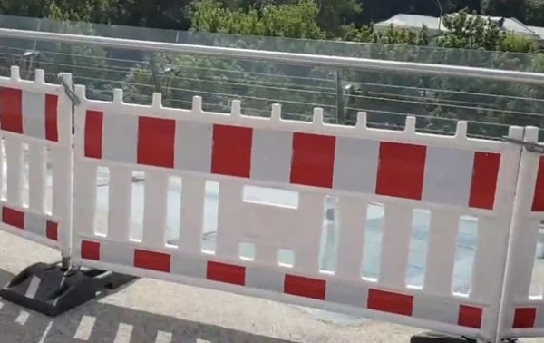 Стеклянные участки моста Кличко огородили забором