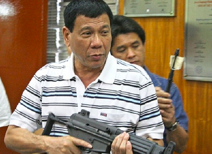 фото - Президент Филиппин с автоматом