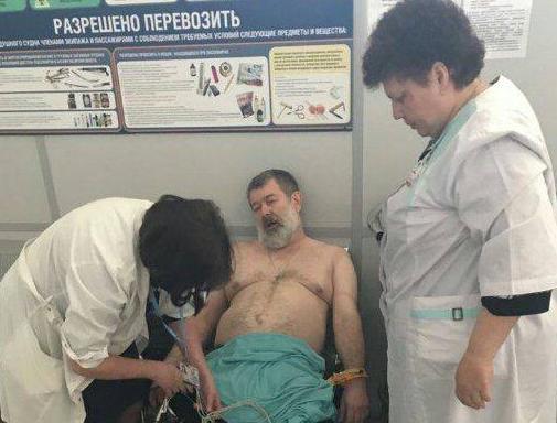 На фото Вячеслав Мальцев в окружении медиков