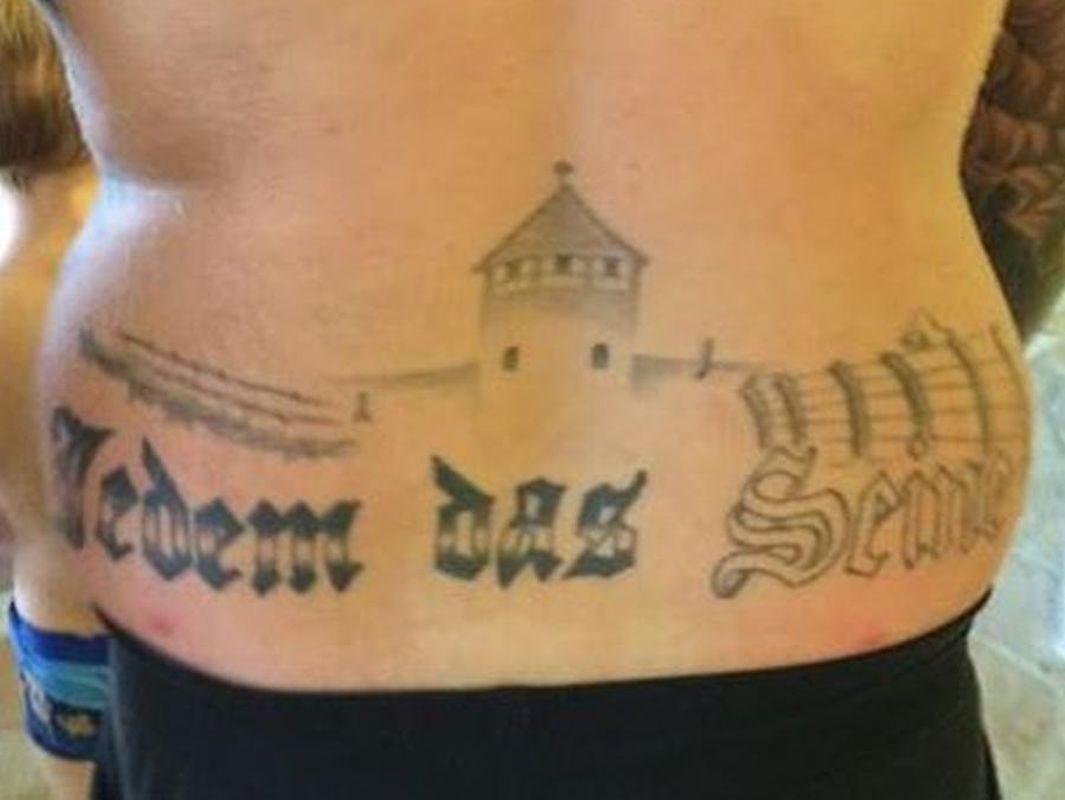 В Германии политик получил 8 месяцев тюрьмы за нацистскую татуировку