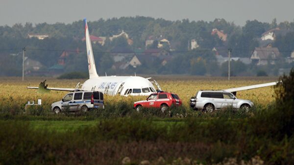 Фото - Самолет А321 совершил аварийную посадку
