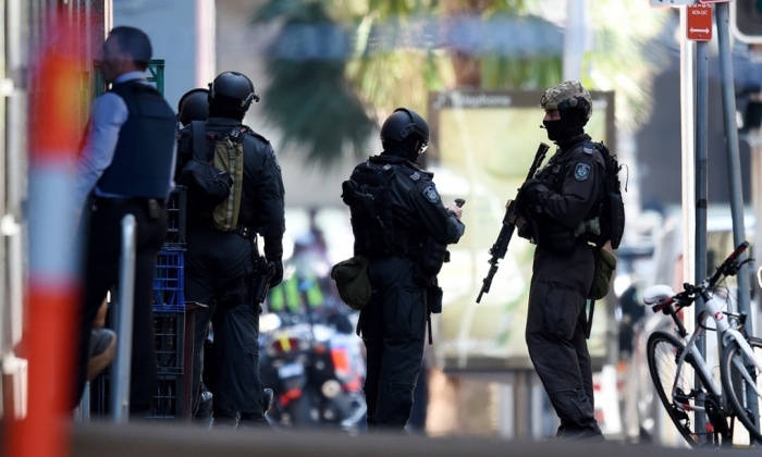 Террорист из Сиднея опознан полицией, но операция затягивается