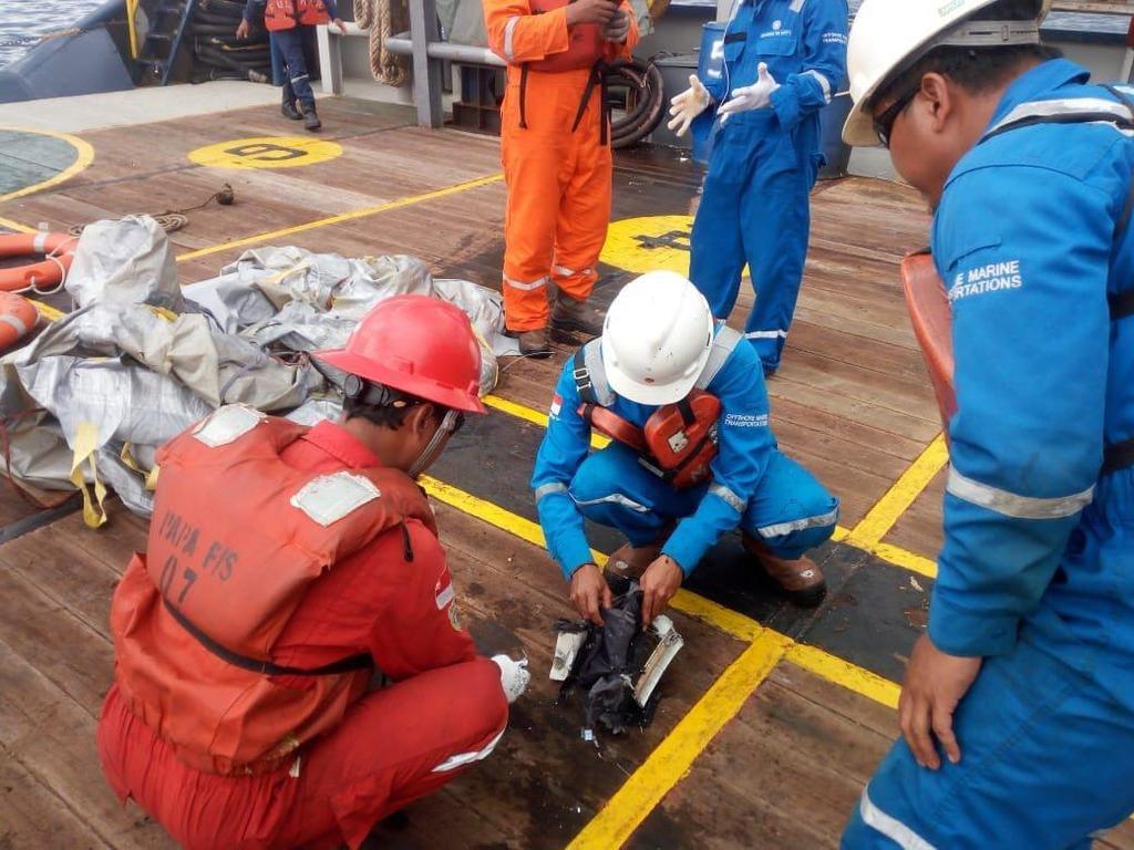 Крушение самолета в Индонезии: появились первые фото и видео с места трагедии
