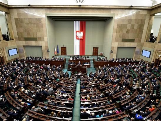 Сенат Польши минувшей ночью изменил закон о Конституционном суде