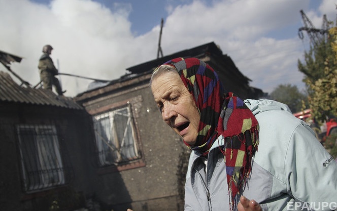 На фото женщина пенсионного возраста в зоне боевых действий на Донбассе
