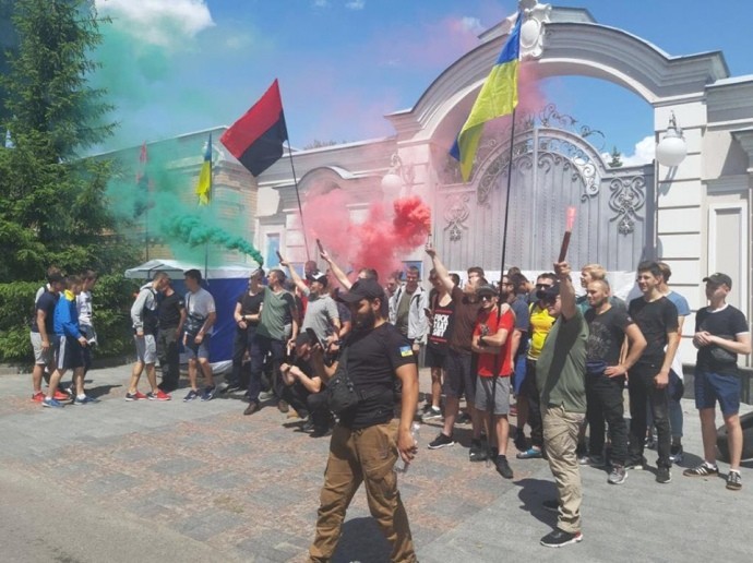 Фото - ОУН пикетирует дом Порошенко: горят шины и фаеры