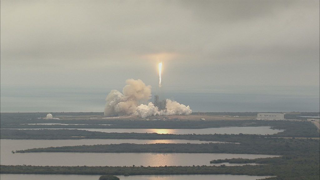 Компания SpaceX успешно запустила ракету-носитель Falcon 9 с грузом для МКС