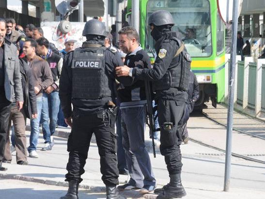 В Тунисе взорвали автобус с президентской охраной: 12 погибших