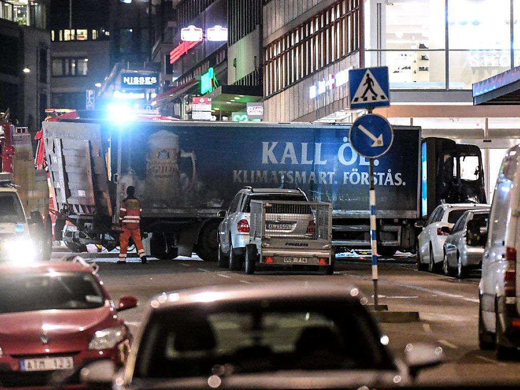 Теракт в Стокгольме: в грузовике, врезавшемся в людей, обнаружили взрывчатку