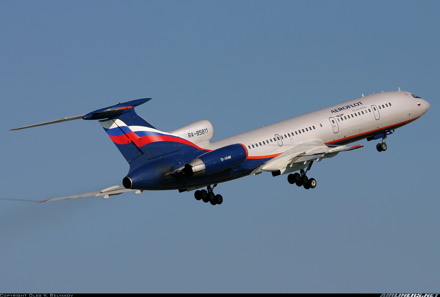 На фото   - российский самолет Ту-154