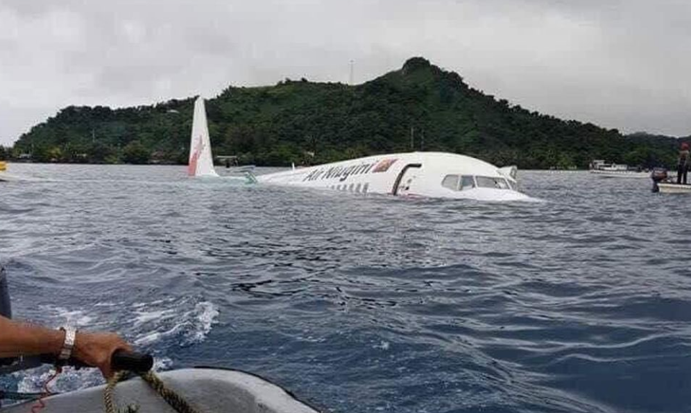 Пассажирский самолет упал в океан: фото и видео с места ЧП