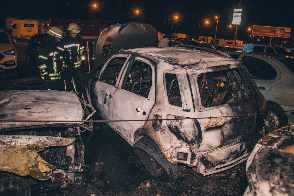 Отомстили: В Киеве подожгли авто на парковке (видео и фото)