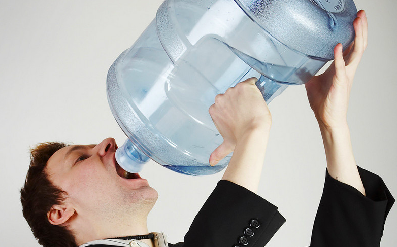 Учёные подсчитали, сколько пластика "выпивают" люди вместе с водой