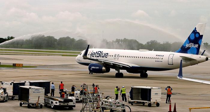 Самолёт США совершил первый коммерческий рейс на Кубу за последние 55 лет
