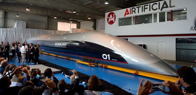 Представлена первая пассажирская капсула Hyperloop: фото