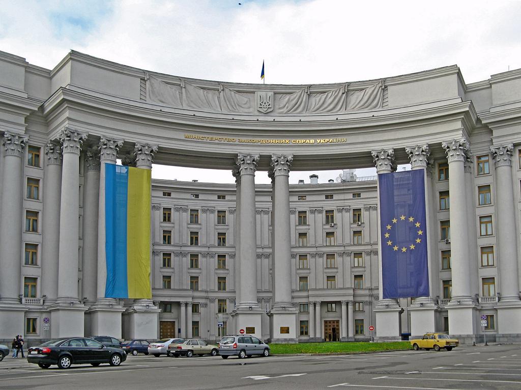 МИД Украины потребовал от России освободить Сенцова и Кольченко