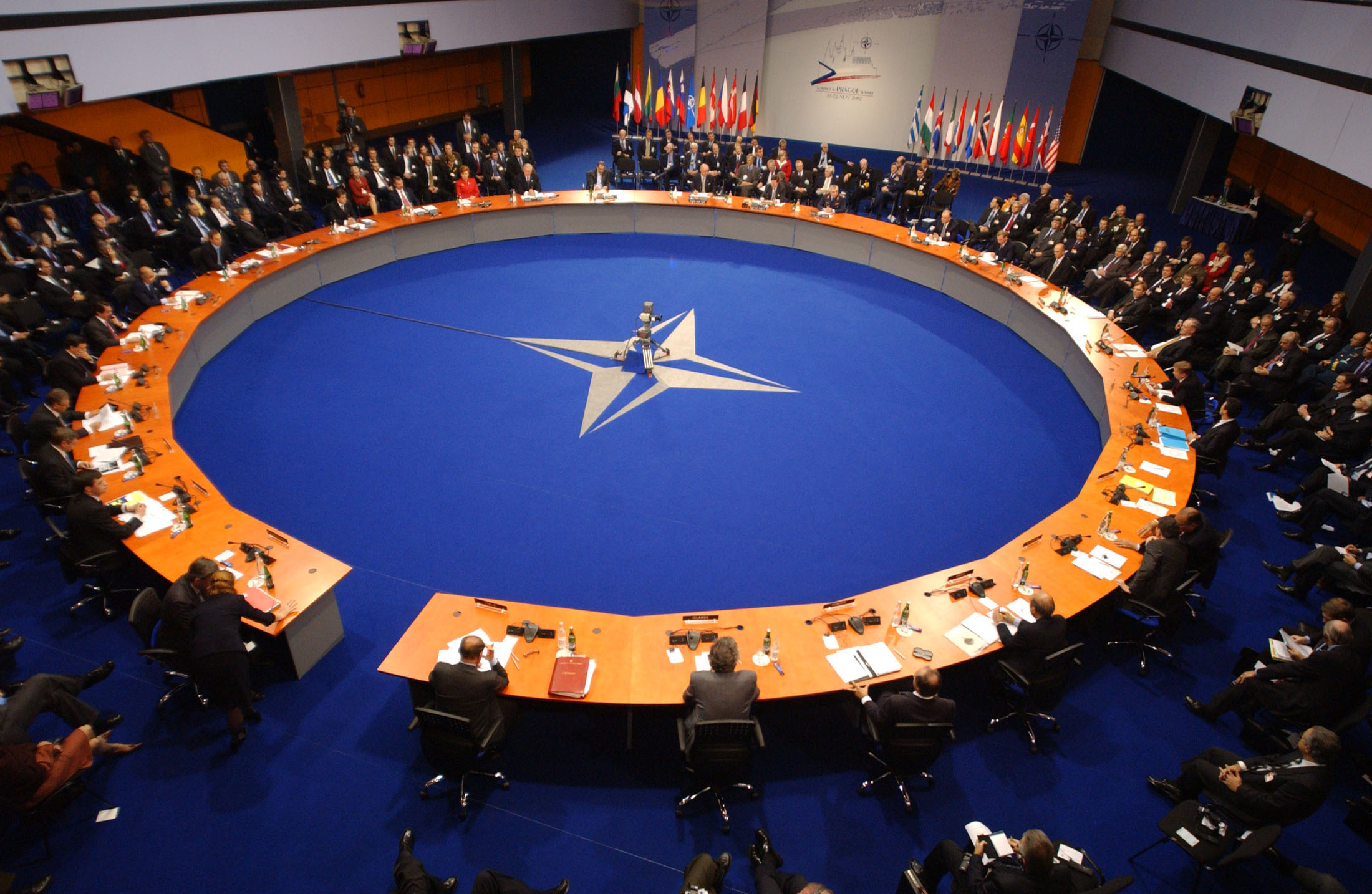Венгрия и Словакия поддержали расширение НАТО