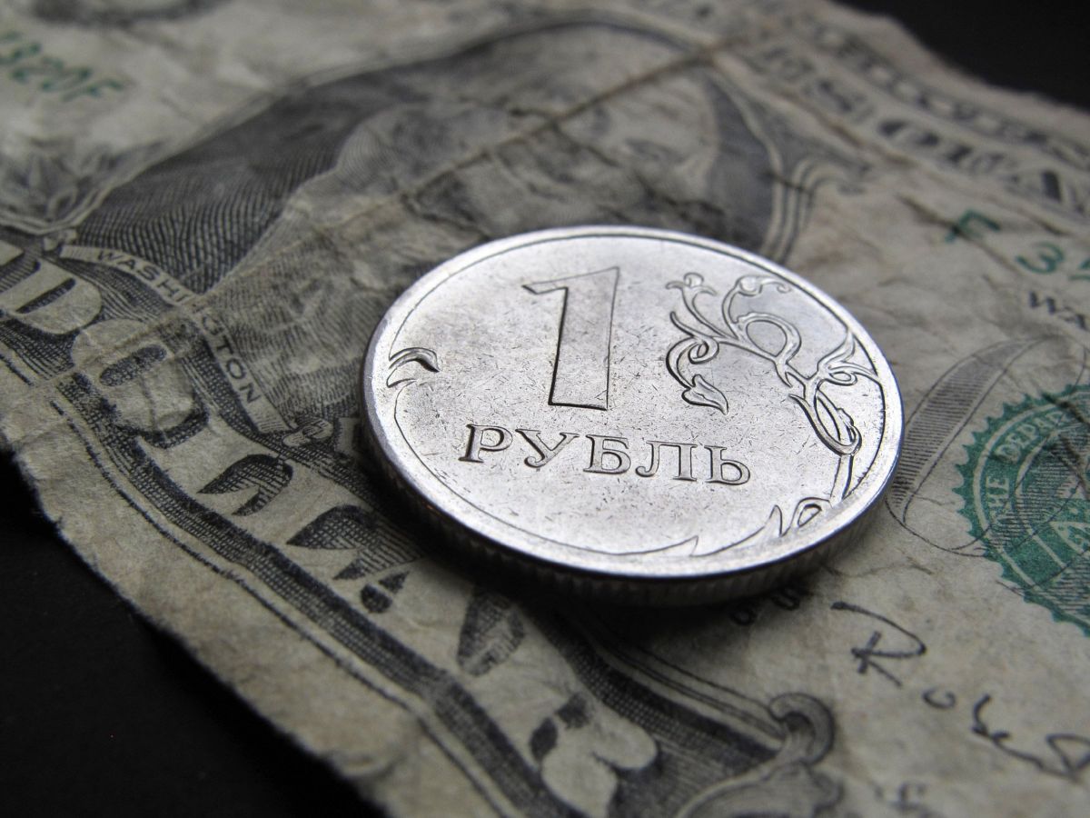 Заявление Порошенко о вторжении РФ привело к падению рубля
