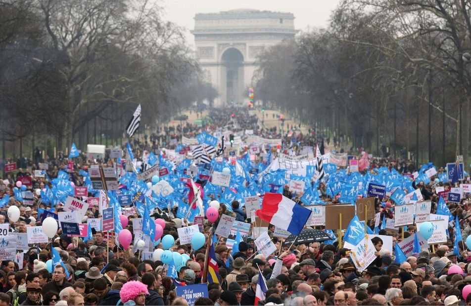 Протесты против чрезвычайного положения прошли в городах Франции
