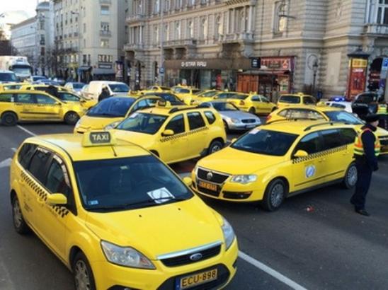 В Венгрии таксисты требуют запретить сервис Uber