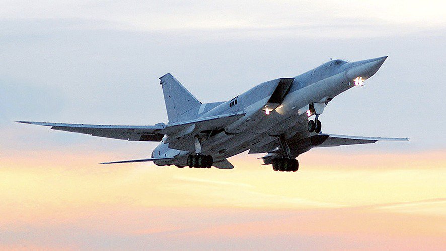 На фото - бомбардировщик Ту-22