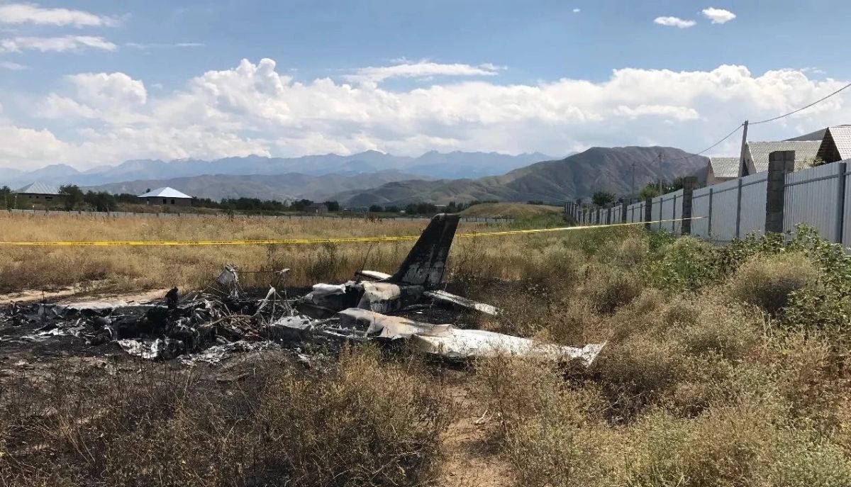В сети появилось видео с места падения самолёта под Алматы в Казахстане