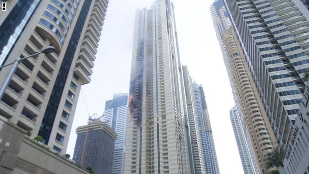 В Дубае на одном из самых высоких небоскребов возник пожар