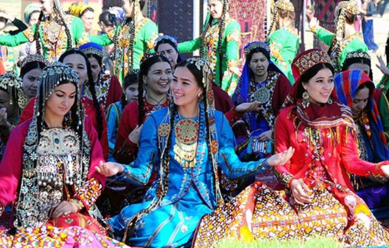 Женщинам Туркменистана к 8 марта вручат по 140 долл США