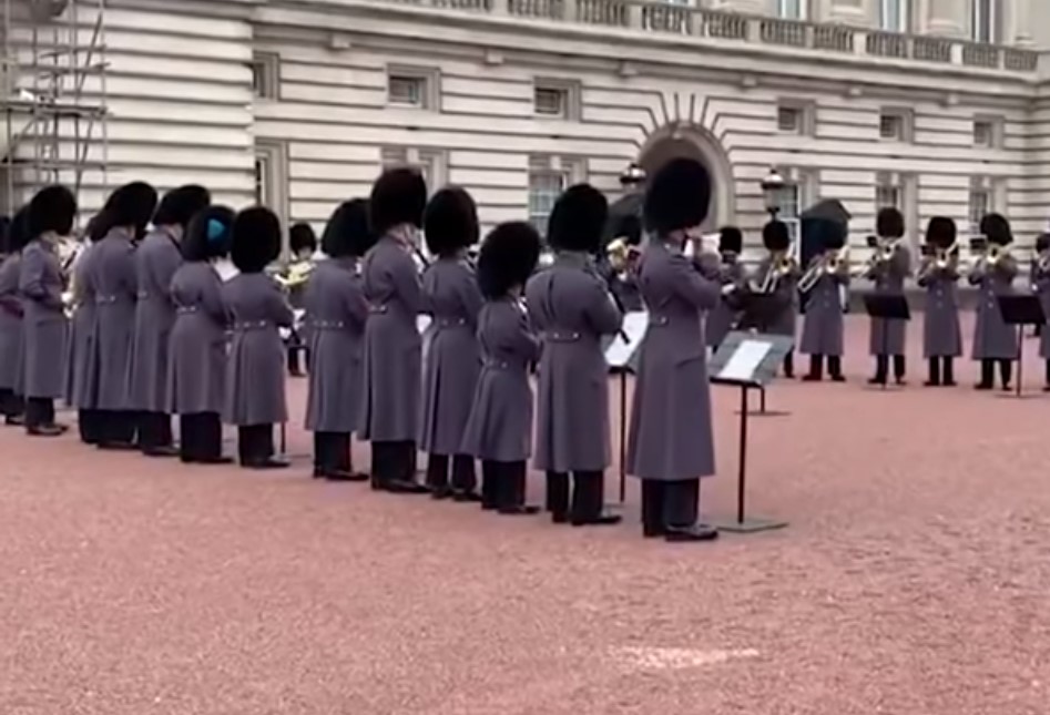 Охрана Букингемского дворца исполнила хит группы Queen