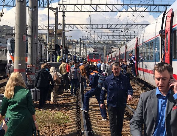 Поезд столкнулся с электричкой на Курском вокзале в Москве