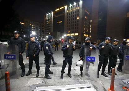 В Стамбуле протестующие застрелили полицейского