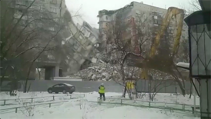 Взрыв в Магнитогорске: появилось видео незапланированного обвала дома