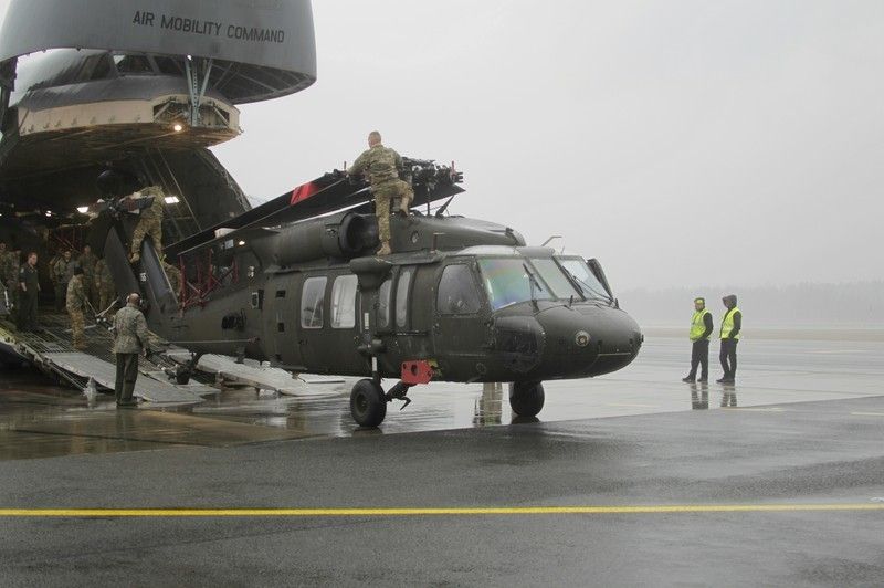 В Латвию доставили вертолёты из США Чёрный ястреб